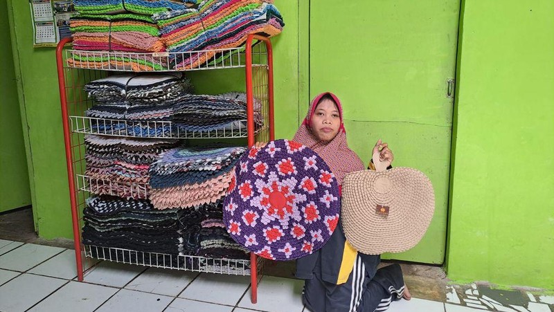 Donasi Sahabat Baik Bantu Perempuan Disabilitas Kembangkan Usaha Keset