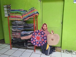 Donasi Sahabat Baik Bantu Perempuan Disabilitas Kembangkan Usaha Keset