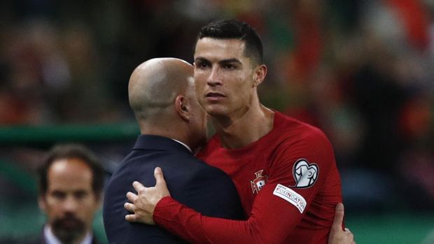 Soccer Football - UEFA Euro 2024 Qualifiers - Group J - Portugal v Liechtenstein - Estadio Jose Alvalade, Lisbon, Portugal - March 23, 2023 Portugal coach Roberto Martinez with Cristiano Ronaldo after he was substituted REUTERS/Pedro Nunes