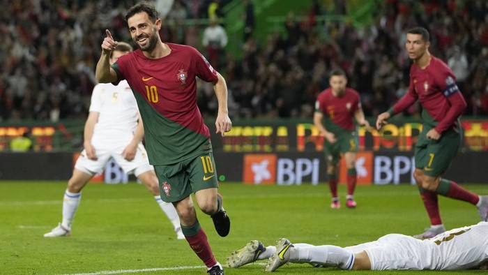 Ronaldo Cetak Rekor Saat Portugal Bantai Liechtenstein Portugal's Bernardo Silva celebrates after scoring his side's second goal during the Euro 2024 group J qualifying soccer match between Portugal and Liechtenstein at the Jose Alvalade stadium in Lisbon, Portugal, Thursday, March 23, 2023. (AP Photo/Armando Franca)