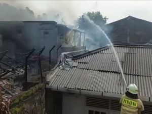 10 Rumah di Kompleks TNI di Jaksel Terbakar, Dipicu Korsleting
