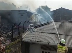 10 Rumah di Kompleks TNI di Jaksel Terbakar, Dipicu Korsleting