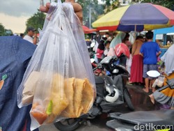 Kresek Masih Dipakai di Pasar Takjil Surabaya, Pedagang Ngaku Nggak Tahu