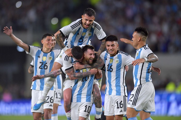 Timnas Argentina BUENOS AIRES, ARGENTINA - MARCH 23: Lionel Messi of Argentina celebrates after scoring the team's second goal with teammates during an international friendly match between Argentina and Panama at Estadio MΓ‘s Monumental Antonio Vespucio Liberti on March 23, 2023 in Buenos Aires, Argentina. (Photo by Marcelo Endelli/Getty Images)