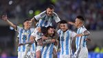 Foto: Messi Nyaris Cedera Horor, Ditekel Depan Belakang