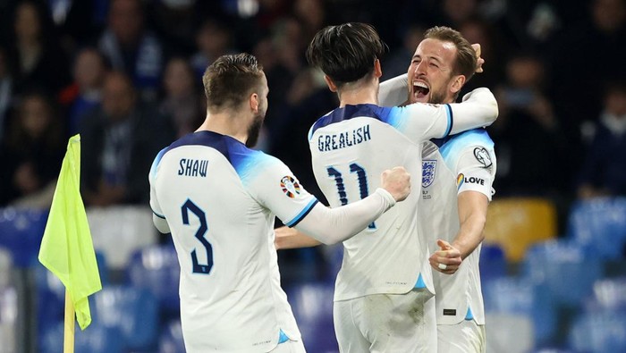 NAPLES, ITALY - MARCH 23: Harry Kane of England celebrates after scoring the his teams second goal during the UEFA EURO 2024 qualifying round group C match between Italy and England at Stadio Diego Armando Maradona on March 23, 2023 in Naples, Italy. (Photo by Francesco Pecoraro/Getty Images)