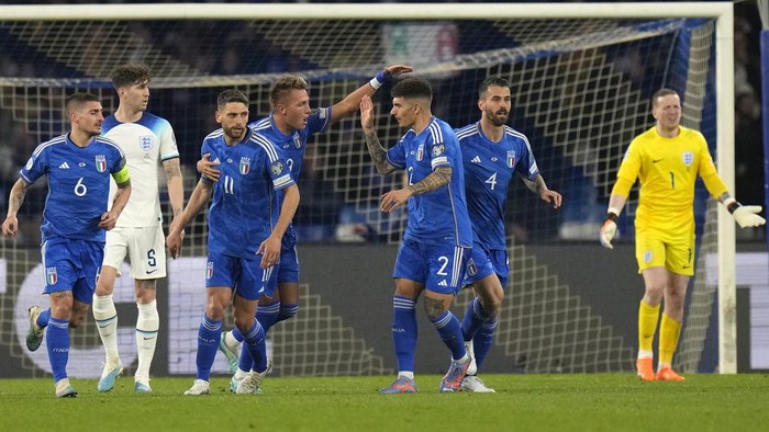 Italys Mateo Retegui celebrates after scoring his sides first goal during the Euro 2024 group C qualifying soccer match between Italy and England at the Diego Armando Maradona stadium in Naples, Italy, Thursday, March 23, 2023. (AP Photo/Alessandra Tarantino)