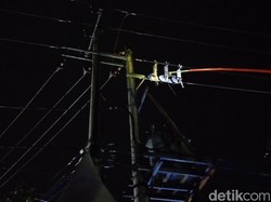 Duar! Trafo Meledak Tergesek Pohon, Alun-alun Blora Sempat Gelap Gulita