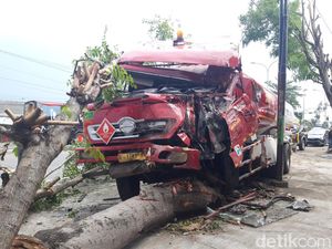 Truk Tangki di Boyolali Tabrak Pohon hingga Tumbang, Timpa Mobil-Pemotor
