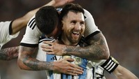 Semua Suka Messi: Pemain Lawan Antre Demi Foto dan Tanda Tangan