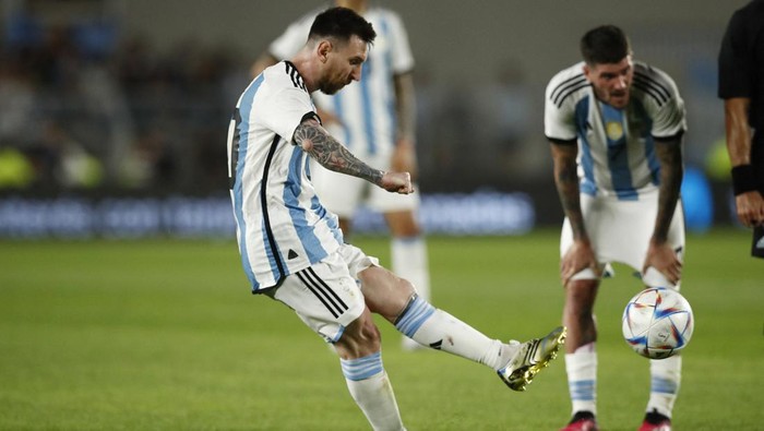 Ukir Sejarah di Gawang Panama, Lionel Messi Tembus 800 Gol Soccer Football - International Friendly - Argentina v Panama - Estadio Monumental, Buenos Aires, Argentina - March 23, 2023 Argentina's Lionel Messi celebrates scoring their second goal with teammates REUTERS/Agustin Marcarian