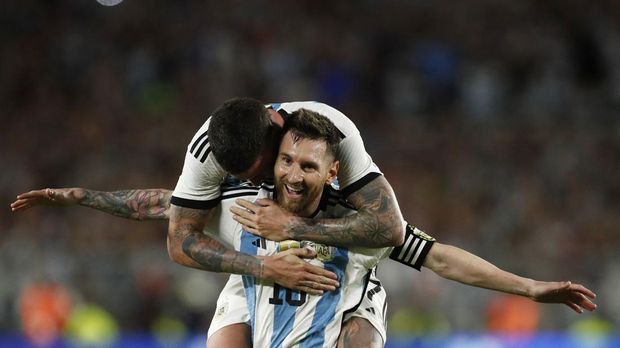Soccer Football - International Friendly - Argentina v Panama - Estadio Monumental, Buenos Aires, Argentina - March 23, 2023 Argentina's Lionel Messi celebrates scoring their second goal with teammates REUTERS/Agustin Marcarian