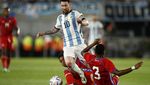 Foto: Messi Nyaris Cedera Horor, Ditekel Depan Belakang