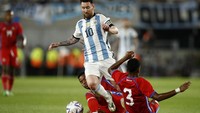 Sebenarnya tekel dari Murillo sudah mengenai bola. Sayangnya, Messi terjatuh sehingga lutut kanannya tak kuasa hindari sergapan tekel Galvan (Reuters)