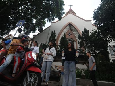 Potret Indahnya Toleransi, Umat Katolik Berbagi Takjil di Salatiga