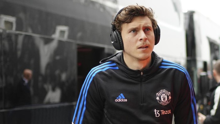 Manchester Uniteds Victor Lindelof arrives prior to the start the English Premier League soccer match between Leeds United and Manchester United at Elland Road, Leeds, England, Sunday, Feb.12, 2023. (AP Photo/Jon Super)
