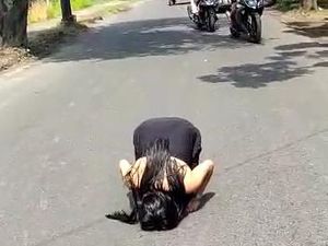Tingkah Aneh Wanita Berkemben Hitam di Tengah Jalan di Medan Tingkah Aneh Wanita Berkemben Hitam di Tengah Jalan di Medan