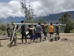 Lampu Solar Cell Terangi Intan Jaya, Warga Apresiasi KSAD-Pangkostrad Lampu Solar Cell Terangi Intan Jaya, Warga Apresiasi KSAD-Pangkostrad