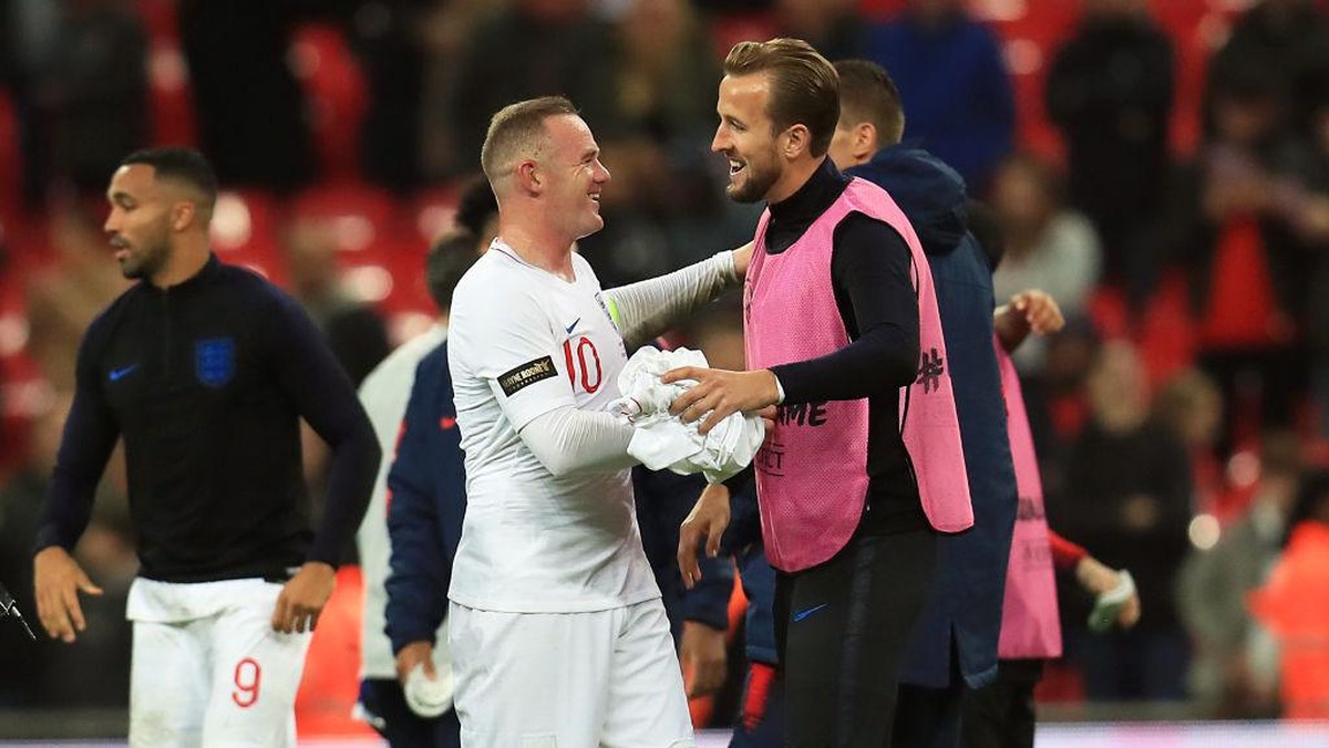 Harry Kane diberi selamat oleh Wayne Rooney usai jadi top scorer sepanjang masa Timnas Inggris (PA Images via Getty Images/Mike Egerton - PA Images)