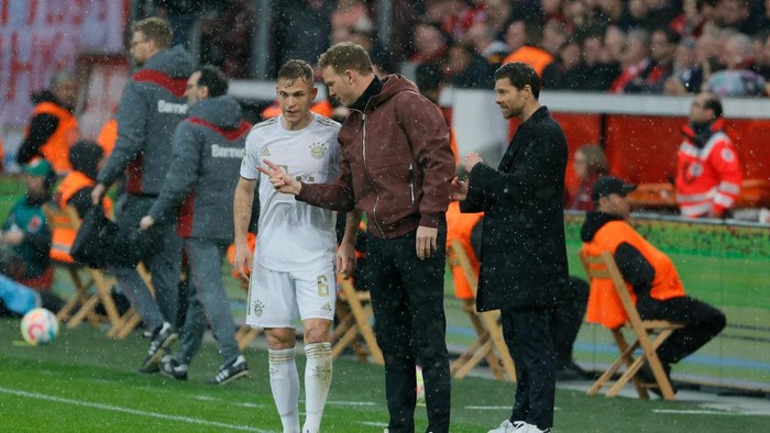 LEVERKUSEN, GERMANY - MARCH 19: Joshua Kimmich of Bayern Muenchen and  Julian Nagelsmann of Bayern Muenchen in conversation during the Bundesliga match between Bayer 04 Leverkusen and FC Bayern München at BayArena on March 19, 2023 in Leverkusen, Germany. (Photo by Joachim Bywaletz/DeFodi Images via Getty Images)