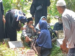 Tak Kuat Menahan Duka, Adul Digendong di Pemakaman Ibunda