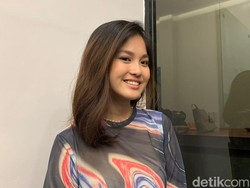 Momen Andrea Tanzil Ngajar di Sela Manggung