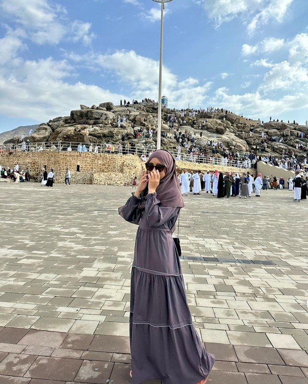 Arafah Rianti di Jabal Rahmah/Sumber: IG @arafahrianti Arafah Rianti di Jabal Rahmah/Sumber: IG @arafahrianti