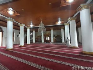 Kokohnya Masjid Agung Sumedang yang Sempat Digoyang Gempa Dahsyat 1955 Kokohnya Masjid Agung Sumedang yang Sempat Digoyang Gempa Dahsyat 1955