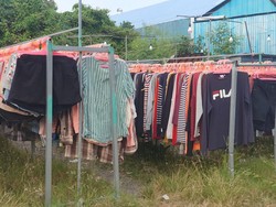 Lapak Pakaian Bekas di Teuku Umar Barat Masih Eksis, Pembeli Tak Khawatir