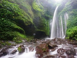 Berpetualang ke Air Terjun Aik Kelep di Tengah Hutan Lingsar