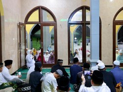 Bupati Ipuk Beber Program di Kecamatan Glenmore saat Tarawih Bersama