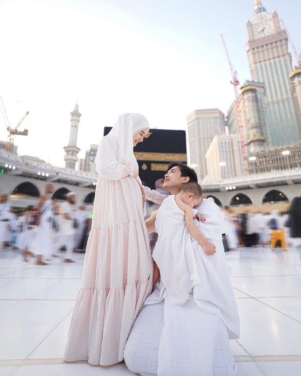 Dinda Hauw dan Rey Mbayang di tanah suci/Sumber: IG @dindahw Dinda Hauw dan Rey Mbayang di tanah suci/Sumber: IG @dindahw