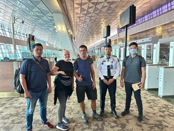 Penampakan 2 Bule Polandia Dideportasi Buntut Kemah di Bali Saat Nyepi