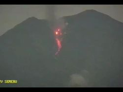 Penampakan Guguran Lava Pijar Gunung Semeru