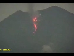 Penampakan Guguran Lava Pijar Gunung Semeru