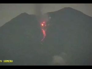 Semeru Luncurkan Guguran Lava Pijar Sejauh 2 KM Semeru Luncurkan Guguran Lava Pijar Sejauh 2 KM