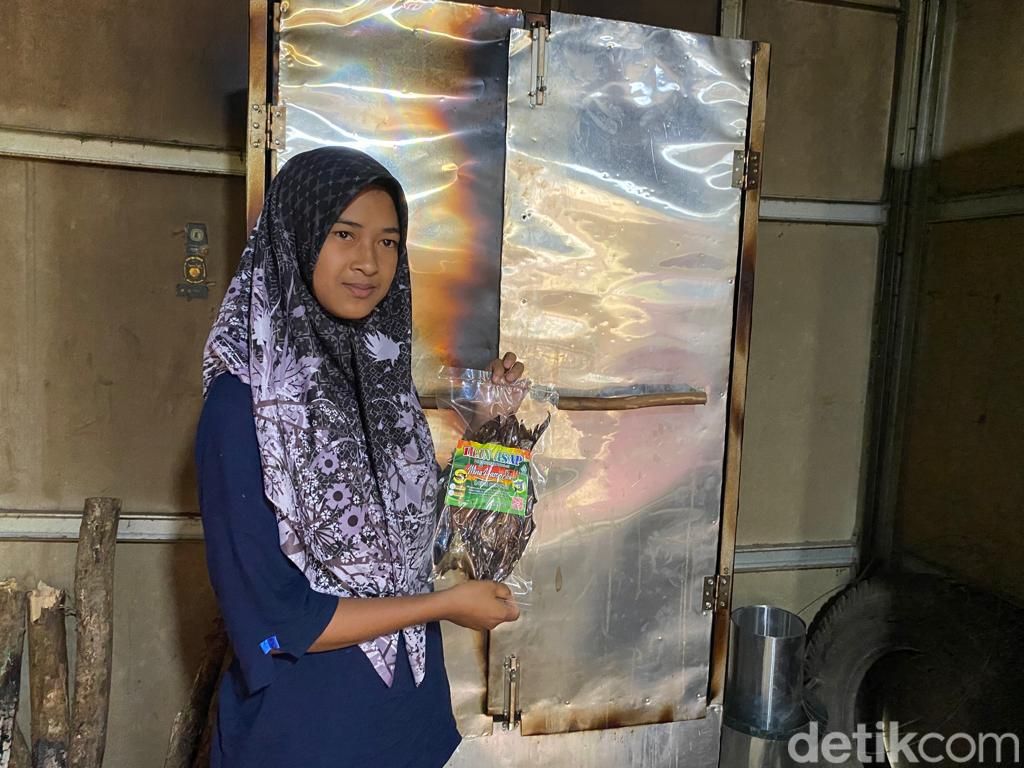 Gurih Sedap, Ikan Asap yang Dibuat Langsung Oleh Suku Anak Dalam di Jambi Gurih Sedap, Ikan Asap yang Dibuat Langsung Oleh Suku Anak Dalam di Jambi