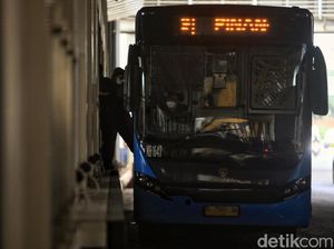 TransJakarta Koridor 7 hingga 10 Terlambat Imbas Macet di Cawang TransJakarta Koridor 7 hingga 10 Terlambat Imbas Macet di Cawang