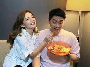 Momen Romantis Ifan Seventeen dan Istri Saat Makan Steak hingga Pizza