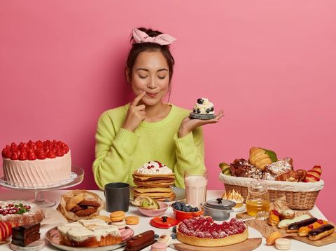 Ilustrasi mengurangi konsumsi makanan manis di bulan puasa/Foto: Freepik/wayhomestudio