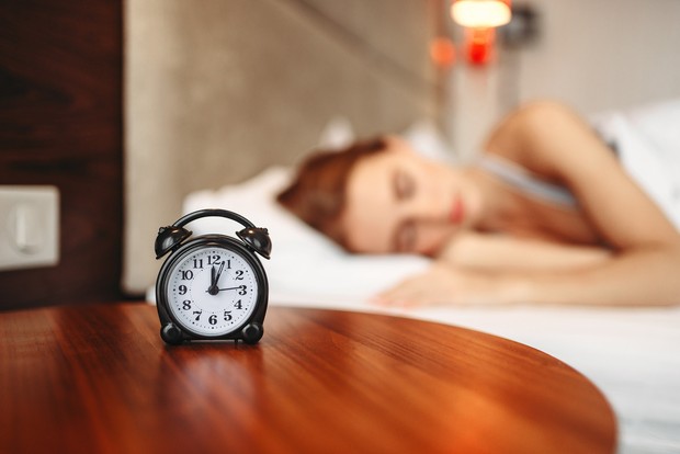 Ilustrasi tidur siang dan memasang alarm/Foto: Pixabay/Katniss12
