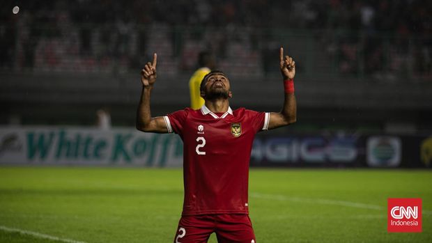 Pesepak bola Timnas Indonesia  berebut bola dengan pesepak bola Timnas Burundi  dalam pertandingan FIFA Match Day di Stadion Patriot Candrabhaga, Bekasi, Jawa Barat, Sabtu (25/3/2023). (CNNIndonesia/Adi Ibrahim)