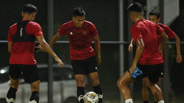 Fachruddin Aryanto dalam sesi latihan jelang Timnas Indonesia vs Burundi di lapangan latihan Jakarta International Stadium (JIS)