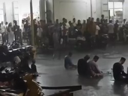 Momen Warga di Parepare Khusyuk Salat Tarawih di Tengah Guyuran Hujan