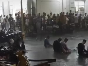 Momen Warga di Parepare Khusyuk Salat Tarawih di Tengah Guyuran Hujan Momen Warga di Parepare Khusyuk Salat Tarawih di Tengah Guyuran Hujan