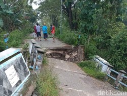 Jembatan di Bojonegoro Ambruk, Warga Harus Memutar hingga Desa Tetangga