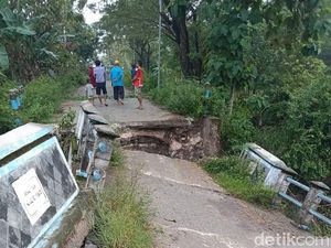 Jembatan di Bojonegoro Ambruk, Warga Harus Memutar hingga Desa Tetangga Jembatan di Bojonegoro Ambruk, Warga Harus Memutar hingga Desa Tetangga