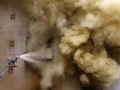 Kebakaran Landa Gudang di Hong Kong