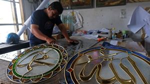 Ramadan Bawa Berkah Bagi Perajin Kaligrafi Kaca