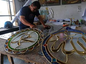 Ramadan Bawa Berkah Bagi Perajin Kaligrafi Kaca